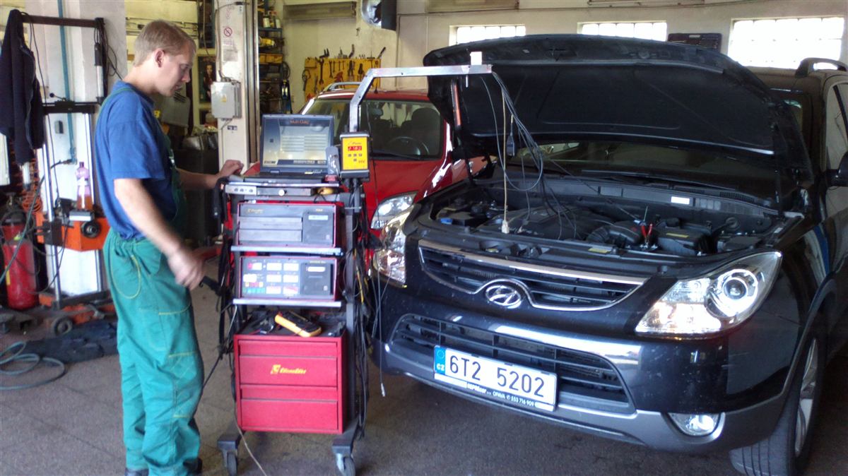 Mechanik při diagnostice vozu v dílně AUTOSLOSI
