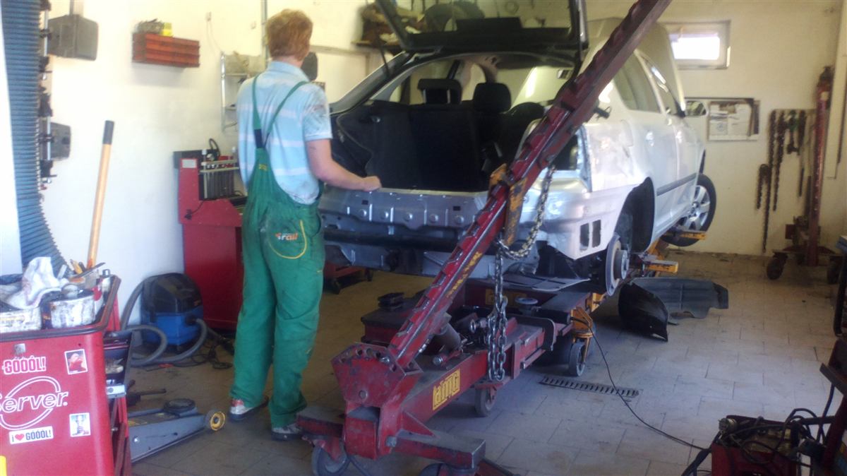 Oprava karoserie vozu na rovnací stolici v dílně AUTOSLOSI